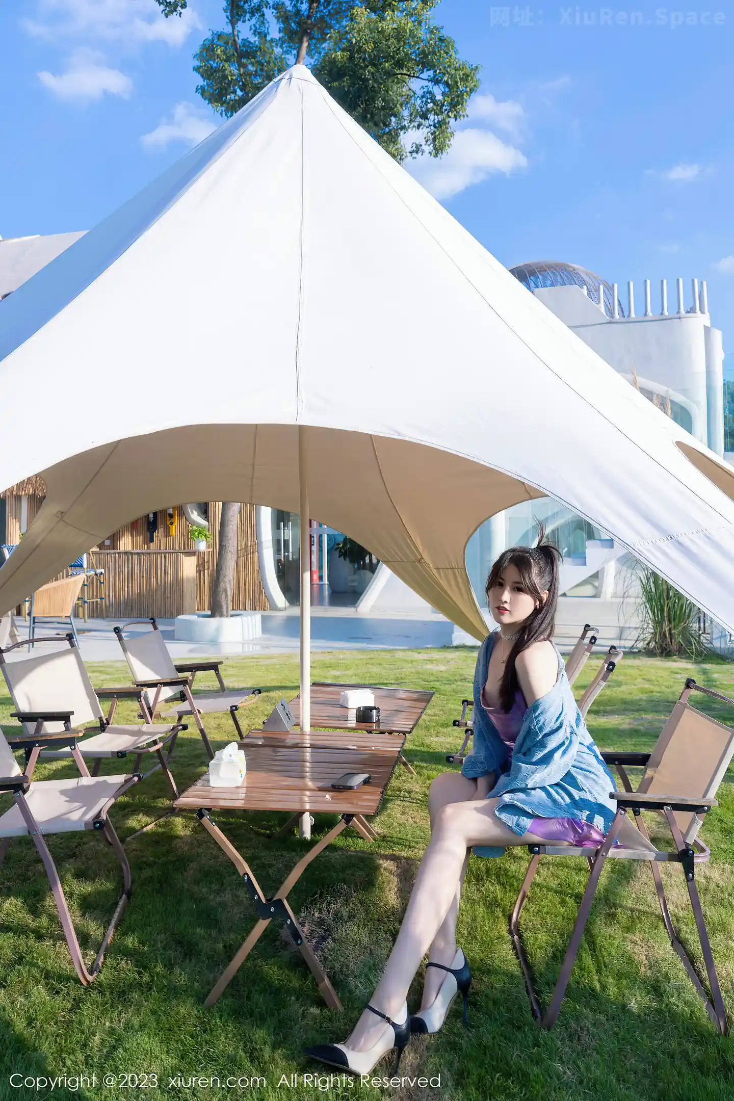 图片[2]-[XiuRen秀人网]VOL.7565 模特诗诗kiki性感紫色吊带短裙+蓝灰死库水秀惹火身材诱惑写真80P-秀人网官方网站